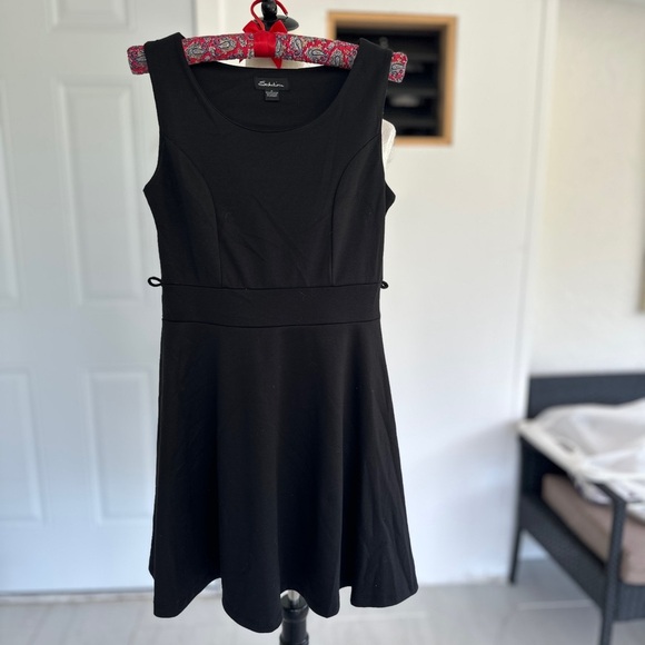 Chic Black Mini Dress by Calvin Klein - Picture 1 of 2